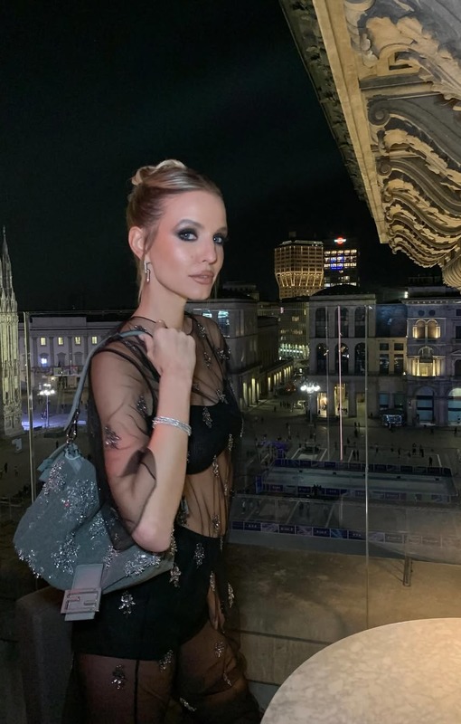 Leonie Hanne в прозрачном платье