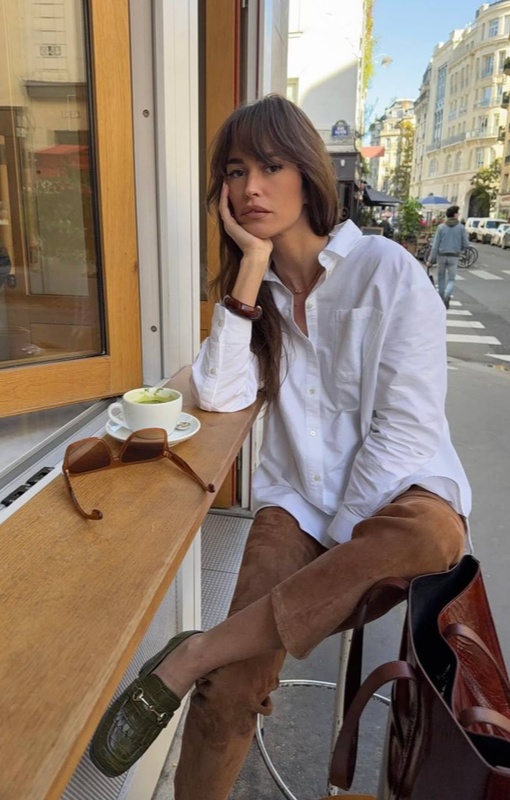 Alison Toby в замшевых брюках