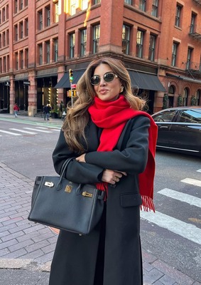 Образ Negin Mirsalehi с акцентным шарфом
