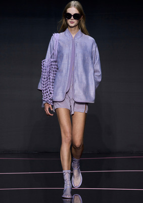Лиловый костюм Emporio Armani
