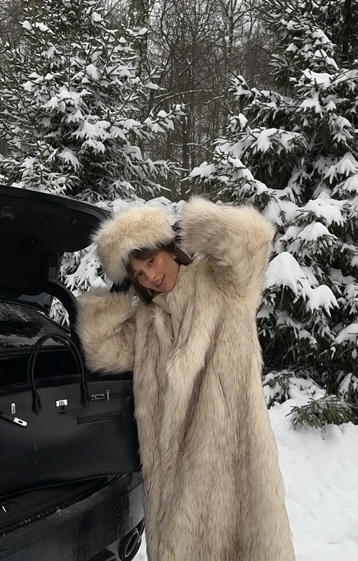 Dasha Mityagina в шубе длины макси