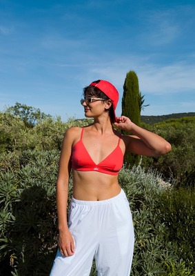 Taylor Hill в коралловом купальнике