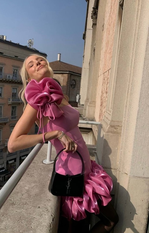 Леони Ханне в розовом платье с воланами