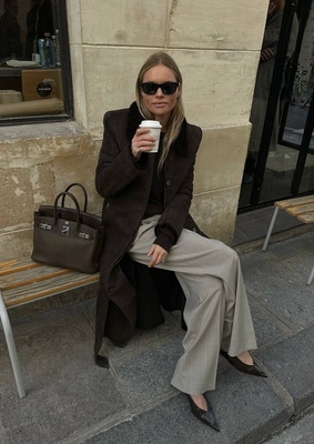 Claire Rose Cliteur в коричневом пальто