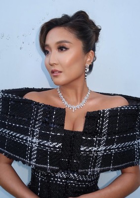 Ashley Park в твидовом платье