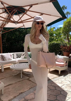 Leonie Hanne в белом пляжном платье
