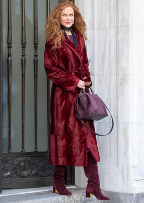 Николь Кидман в красном пальто 