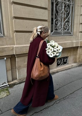 Chloe Allain в пальто длины макси