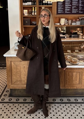 Sophie Kremer в коричневом пальто