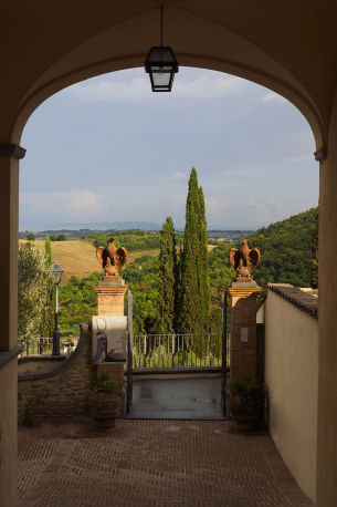 Фото замка и внутреннего дворика Brunello Cucinelli