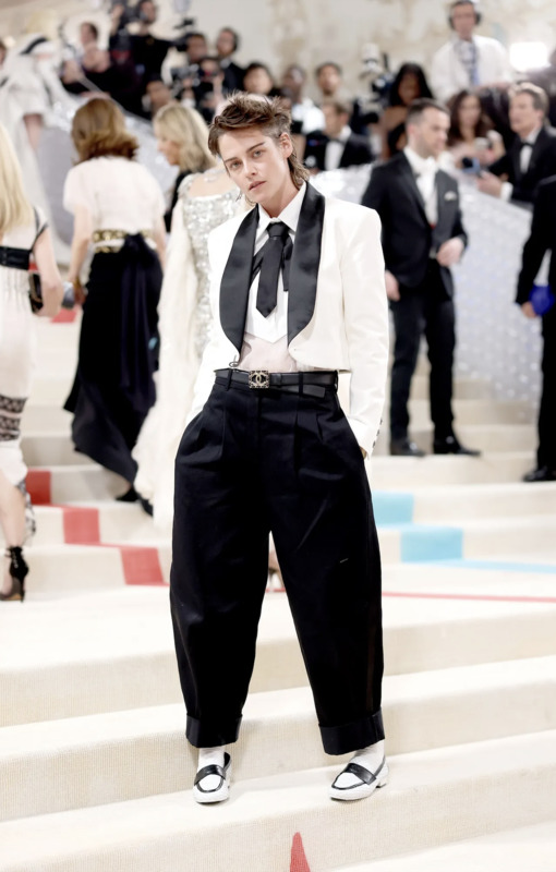 Кристен Стюарт в костюме Chanel