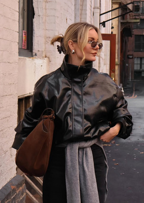 Nina Lea Caine в кожаном бомбере