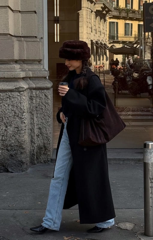 Rebeka Andreeski в черном пальто длины макси