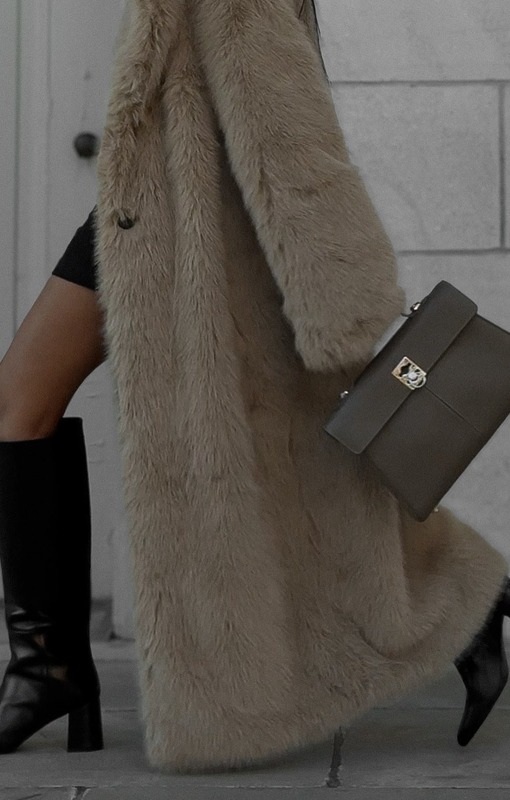 Женская шуба длины макси