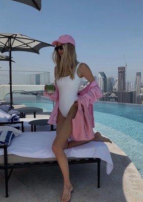 Leonie Hanne в слитном купальнике белого цвета