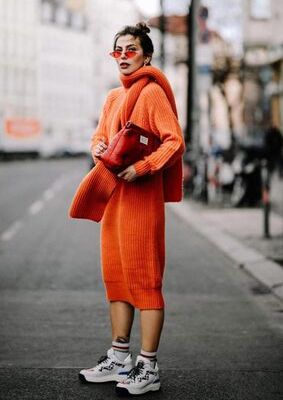 Оранжевое трикотажное платье длины миди