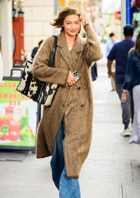 Джиджи Хадид в бежевом пальто
