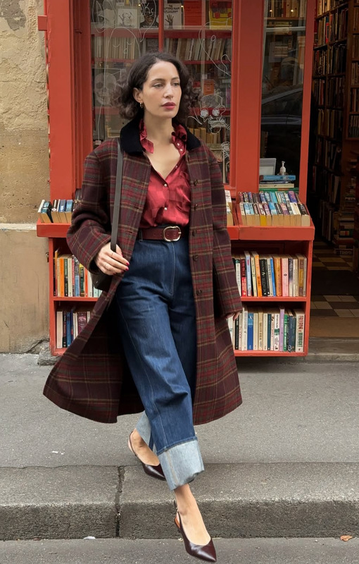 Mélodie Banfield в клетчатом пальто
