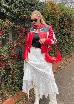 Kathryn Lucy в байкерской куртке