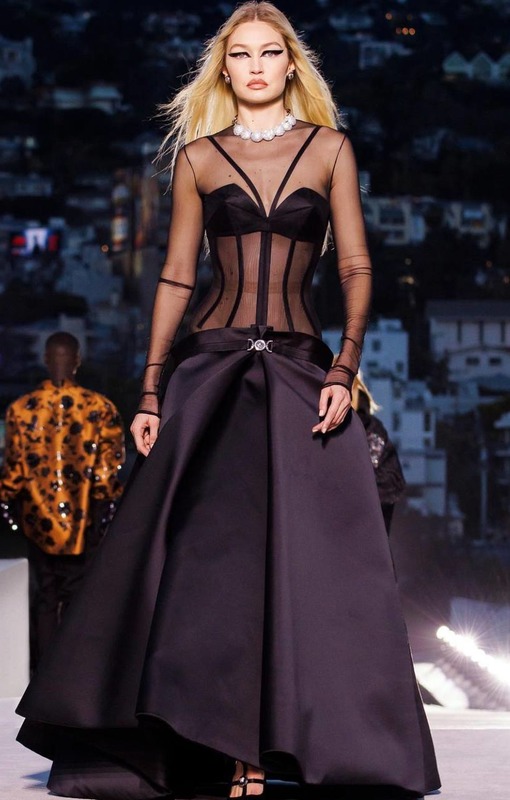 Джиджи Хадид в платье Versace