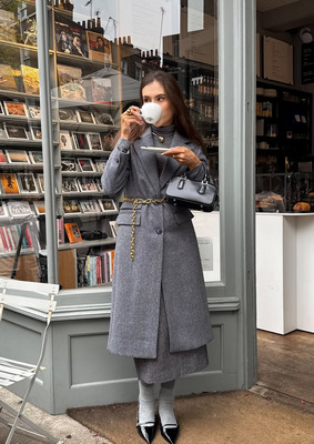 Kate Klem в сером пальто