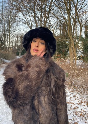 Zaina Ashraf в шубе