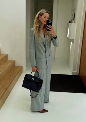 Anouk Yve в сером костюме