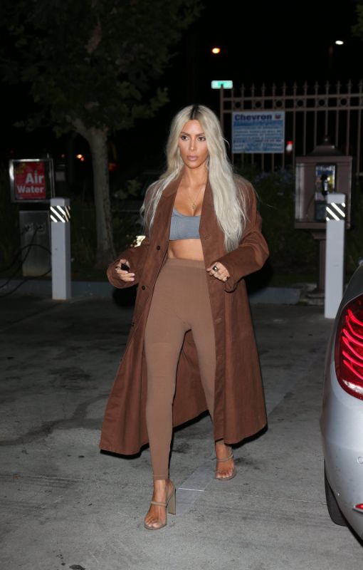 Ким Кардашьян в коричневом пальто макси