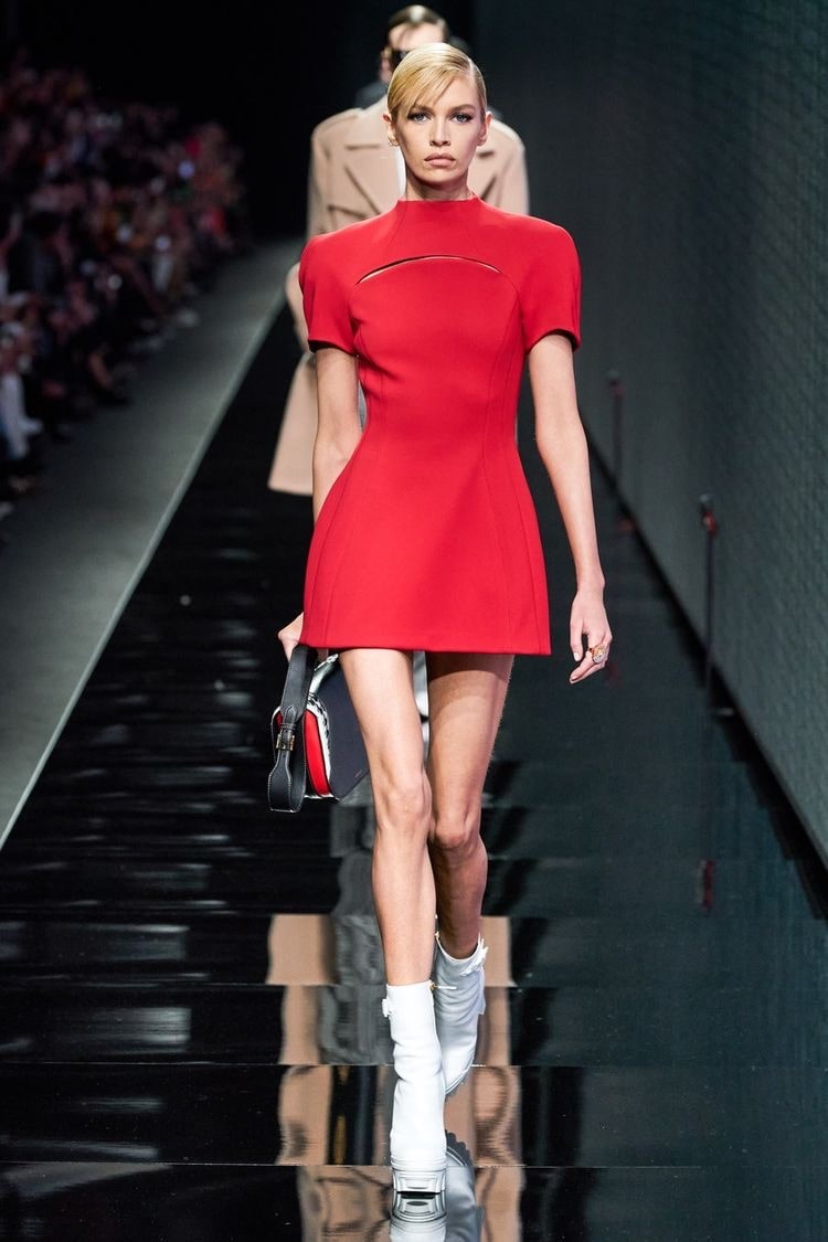Красное платье-футляр от Versace