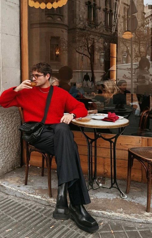 Niklas Rueth в красном свитере