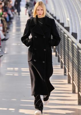 Черное женское пальто от Stella McCartney
