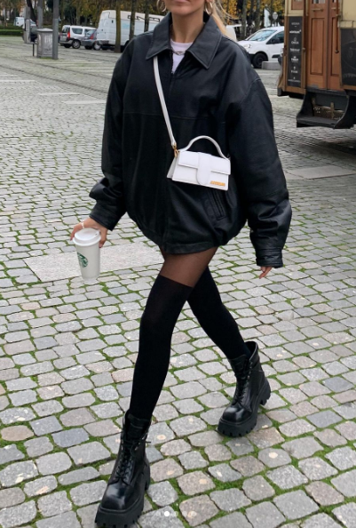 Женская черная куртка и белая сумка