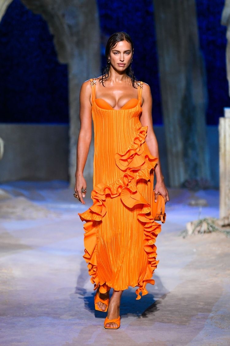 Платье оранжевое от Versace