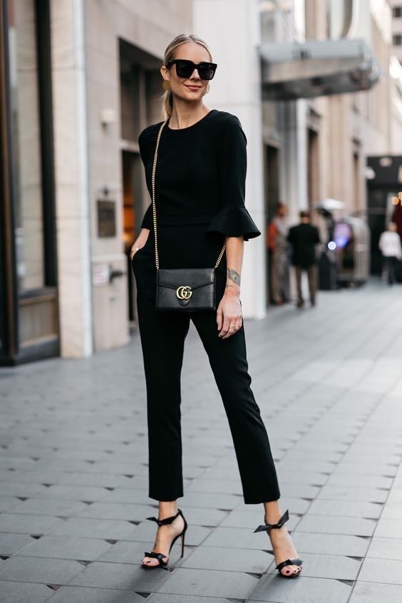 Черная блузка, брюки и сумка 