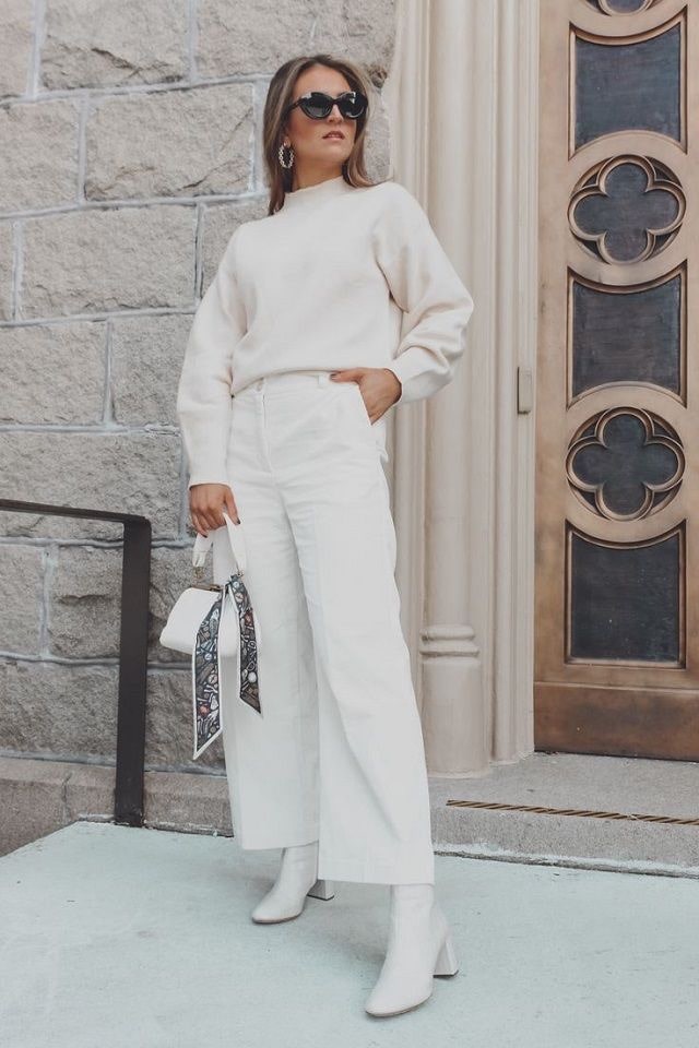 Белый женский свитер с белыми брюками