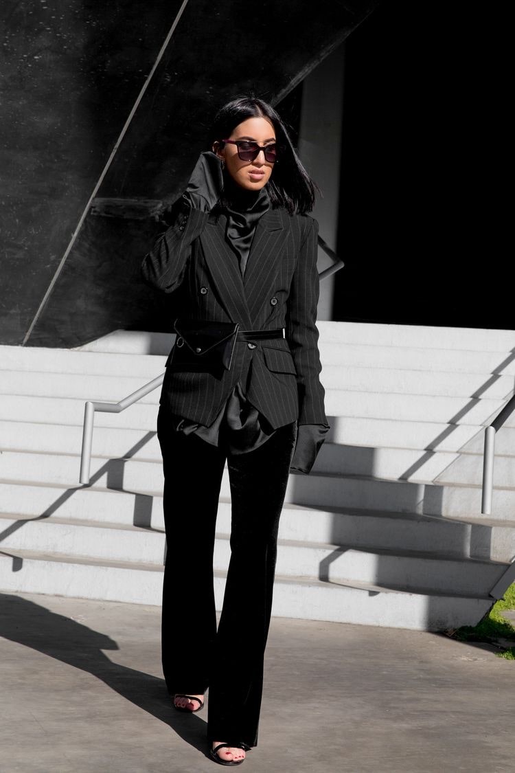 Черный женский пиджак и брюки 