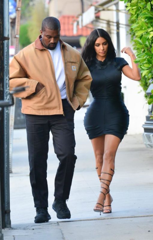 Ким Кардашьян на прогулке с мужем Канье Уэстом в облегающем чёрном мини-платье