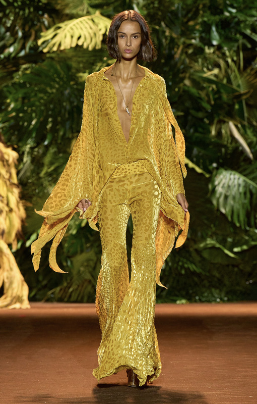 Желтый костюм с анималистичным принтом Roberto Cavalli