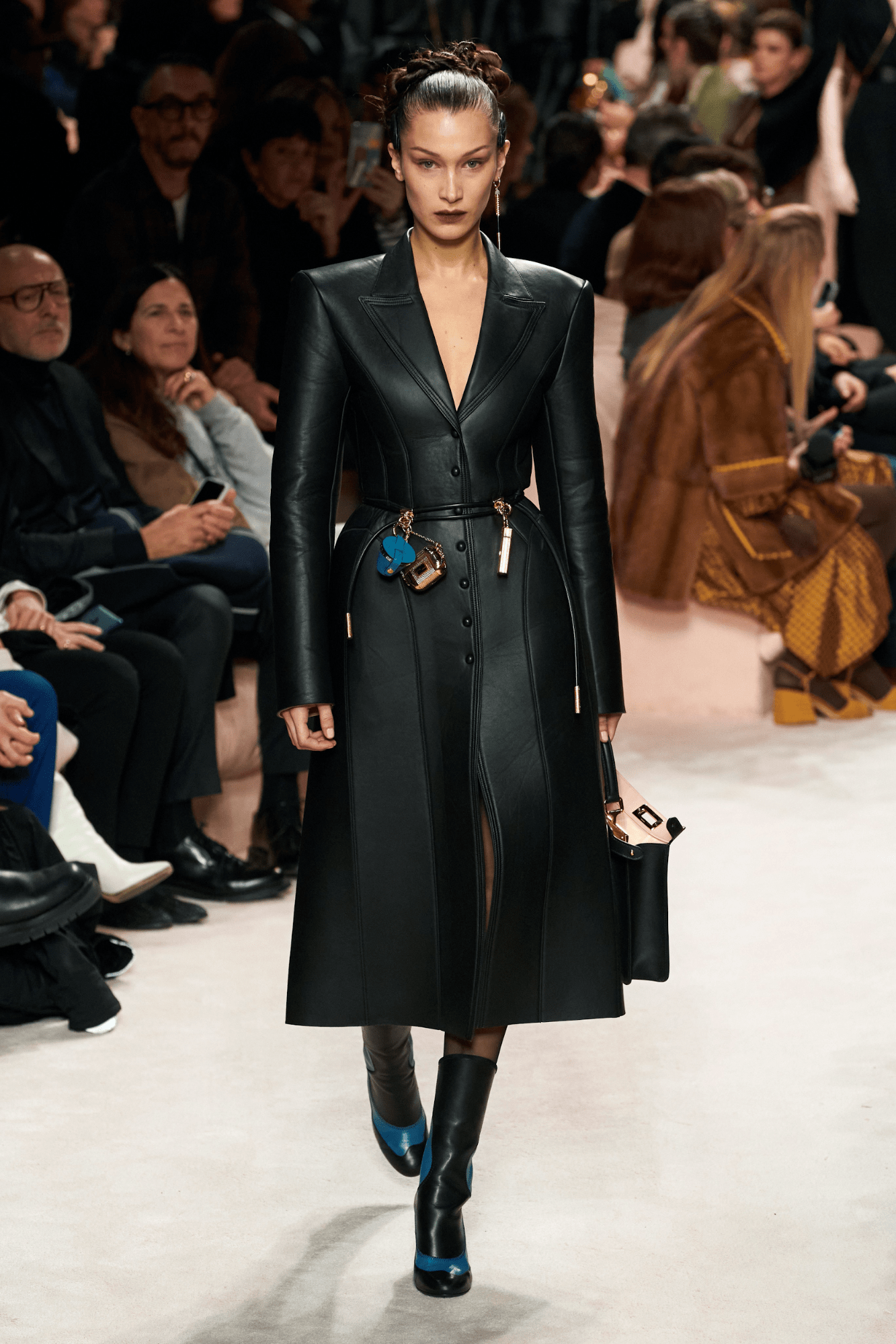 Кожаное женское черное пальто от Fendi