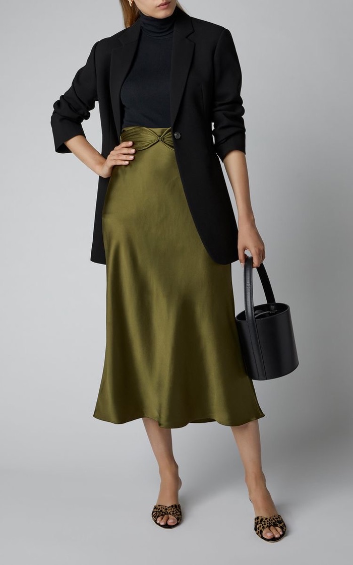 С чем носить шелковую юбку, чтобы выглядеть модно и роскошно | Vogue Russia