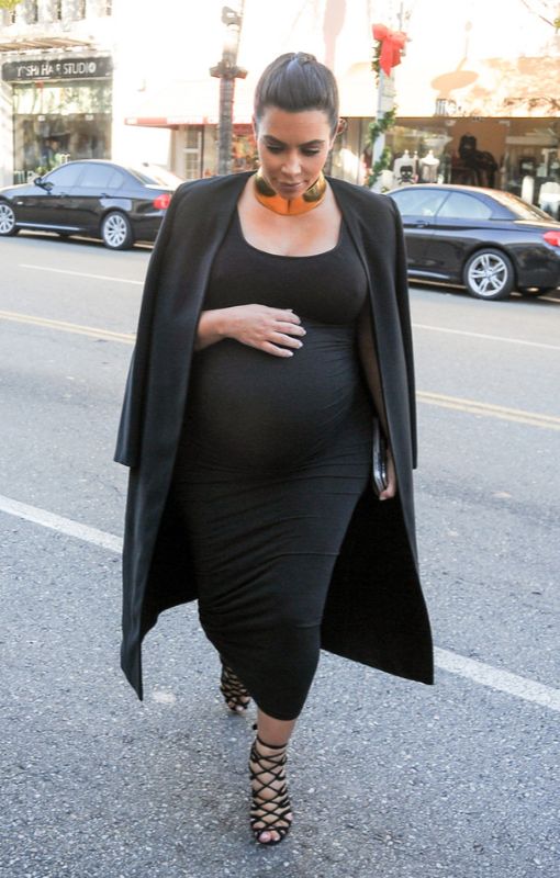 Беременная Ким Кардашьян в черном облегающем платье-2015