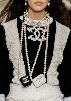 Украшения Chanel из перламутра