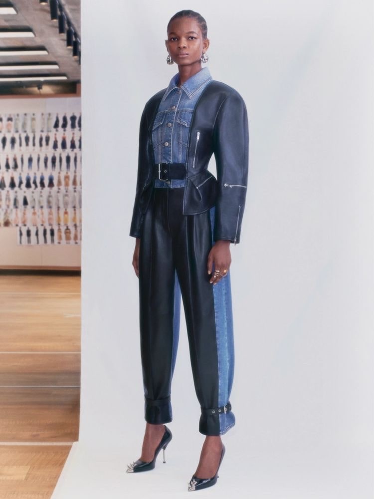 Комбинезон из денима от Alexander McQueen