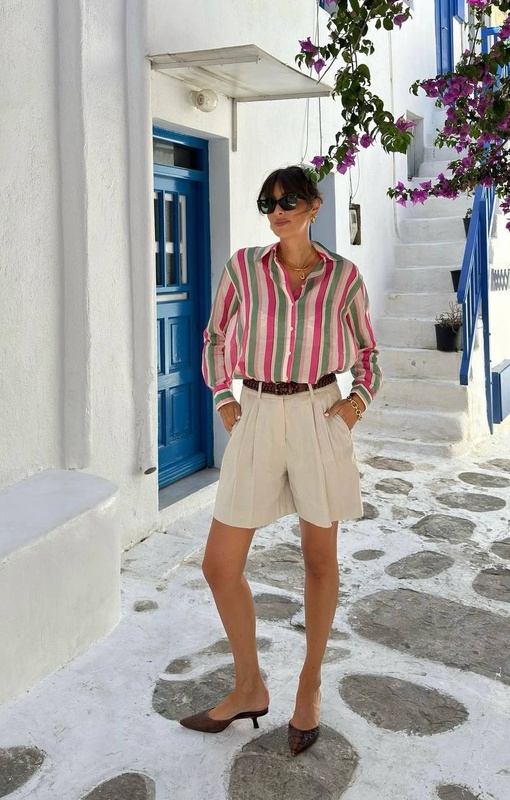 Julie Sergent Ferreri в шортах-бермудах