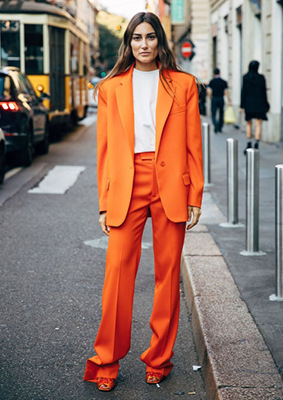 Оранжевый женский костюм