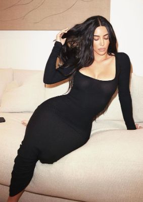 Ким Кардашьян в черном платье длины макси