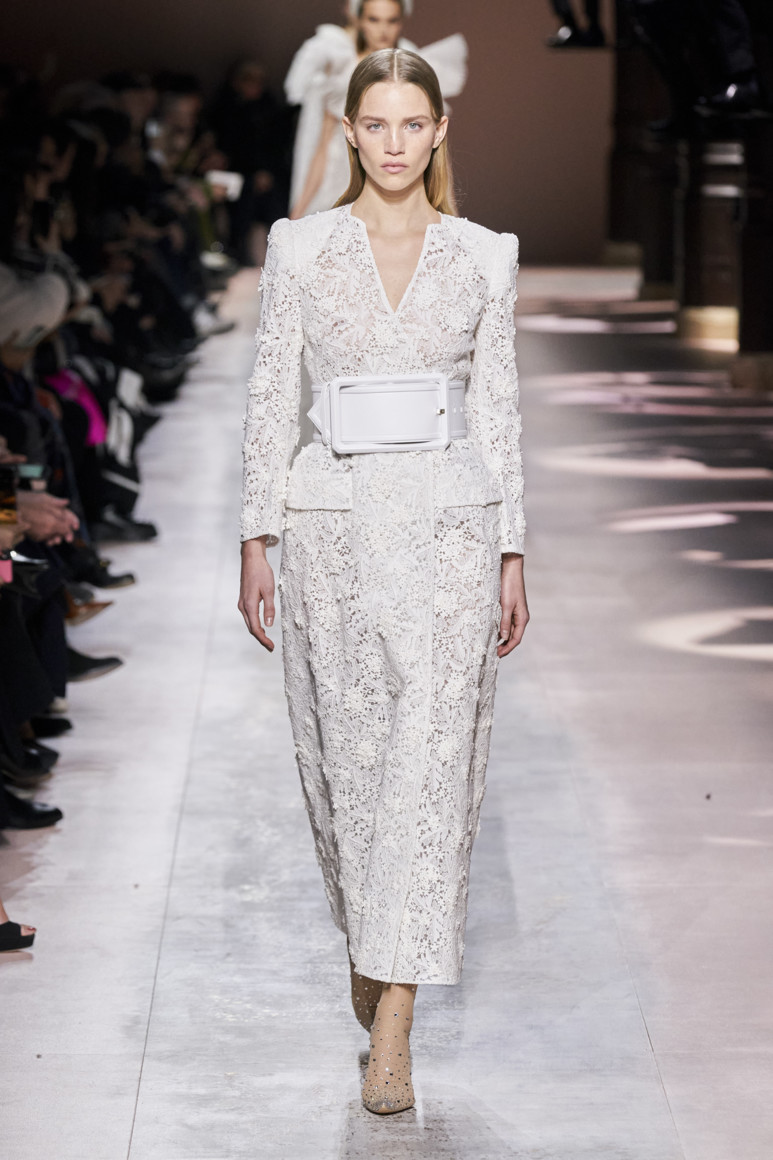 Белое платье с поясом от Givenchy