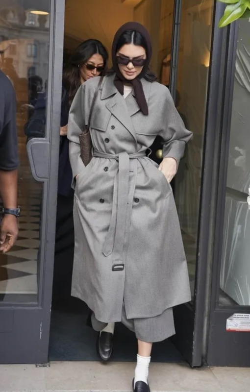 Кендалл Дженнер в сером тренче