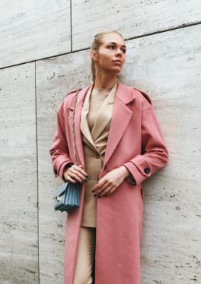 Женское пальто в розовом оттенке 