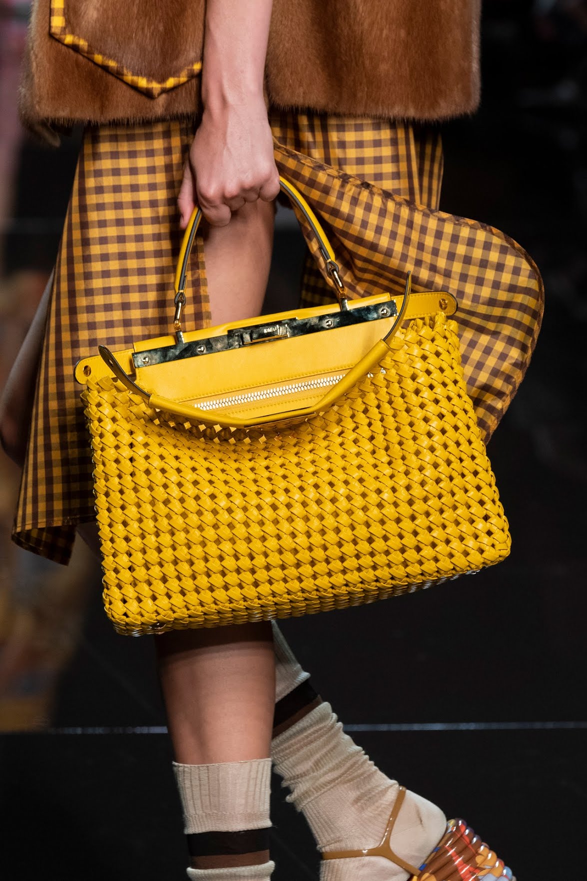 Ярко желтая сумка 